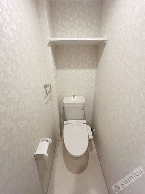 トイレ　人気アイテムの温水洗浄便座。清潔感のあるトイレです。