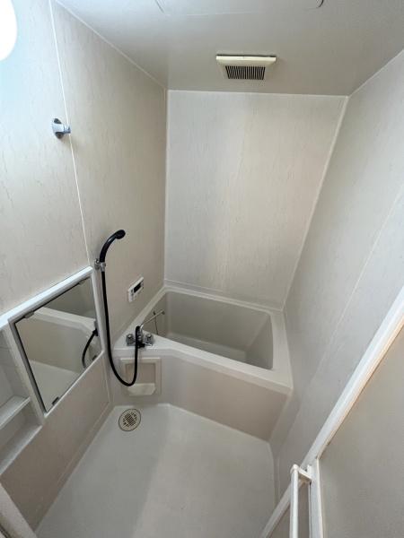 バス・シャワールーム　鏡付きのバスルーム。