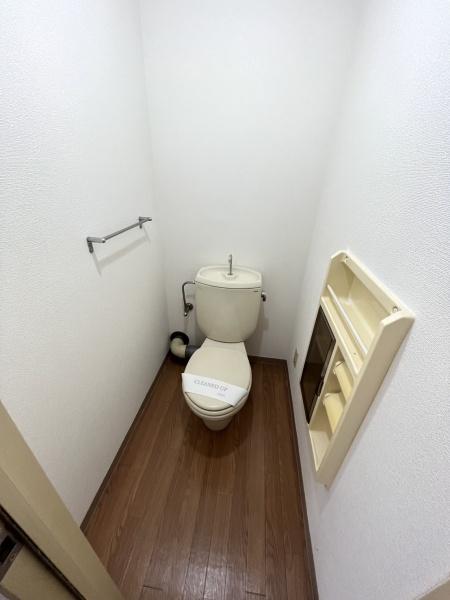 トイレ　収納付きのトイレ。