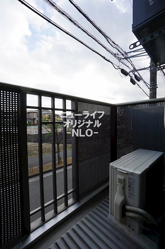 バルコニー　地上面より高くに立地しており歩行者の目線が気になりづらいです