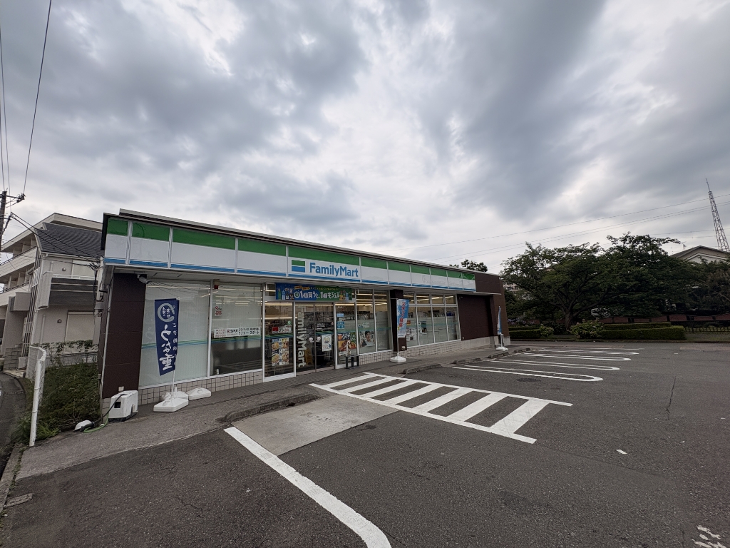 コンビニ　ファミリーマート 円行二丁目店（コンビニ）まで303m