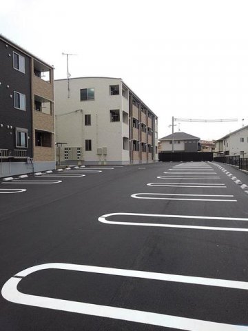 駐車場　駐車場があるので、車を買う予定の方も安心です