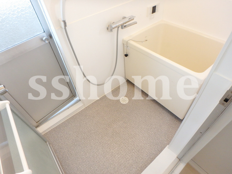 バス・シャワールーム　古いタイプですが、清潔感あります