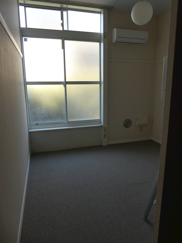 居室・リビング　西向き１階で陽当り良好の洋室６帖です。床はカーペットです♪