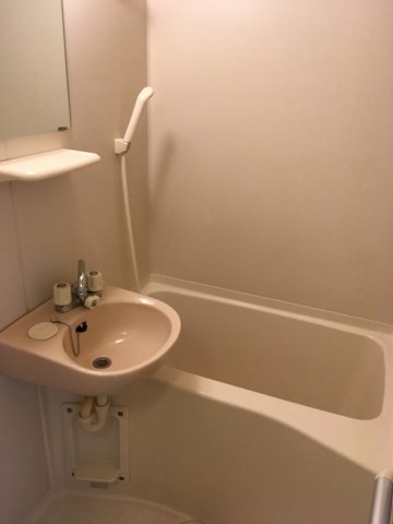 バス・シャワールーム　バストイレ別々のお風呂には洗面台が付いています♪