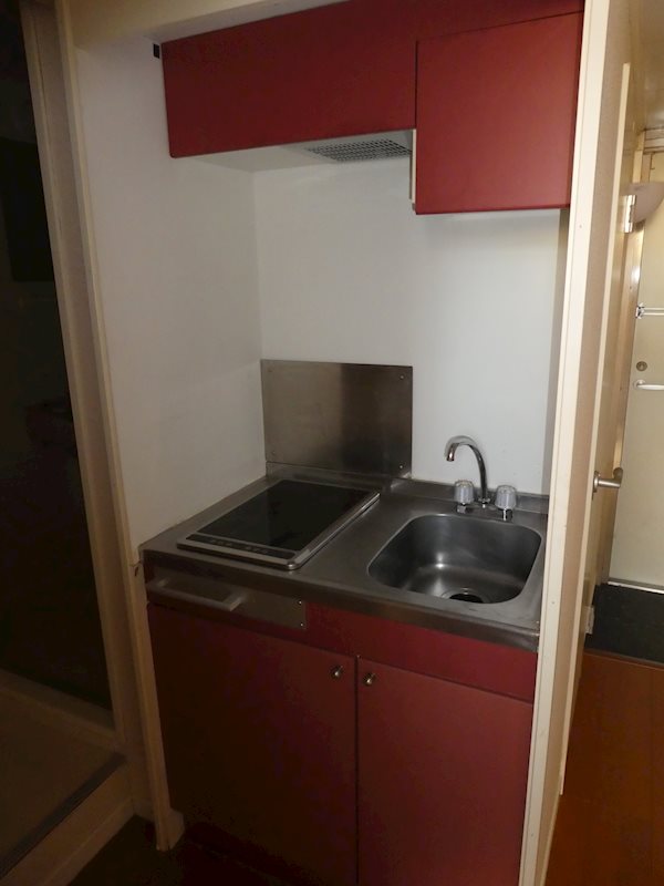 キッチン　２口のIHヒーター付きのキッチン。上下に収納付きです♪