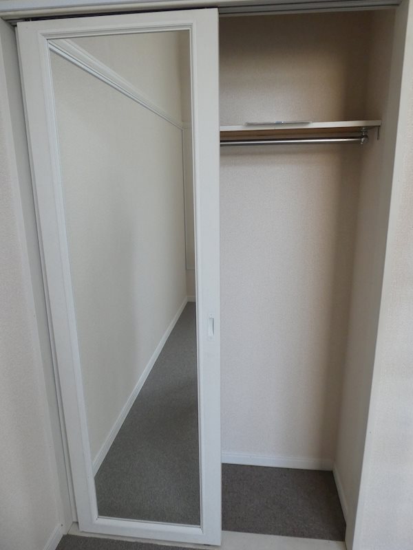 収納　クローゼットは鏡付きなので自分で用意する必要がありません♪