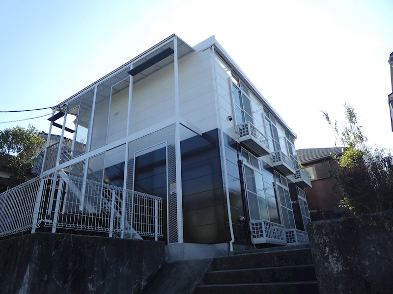 建物外観　写真は別の部屋の物です。階段とスロープがありバイク原付不可♪