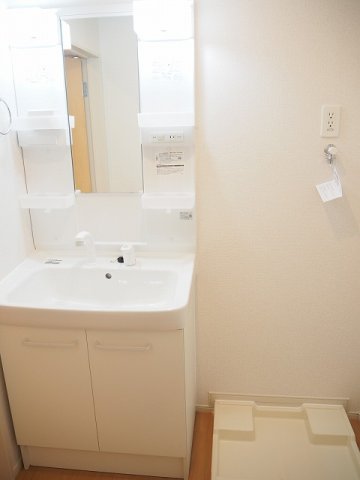 洗面設備　明るい洗面所です