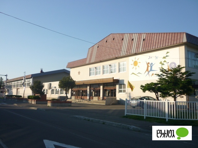 小学校　旭川市立緑新小学校（小学校）まで885m