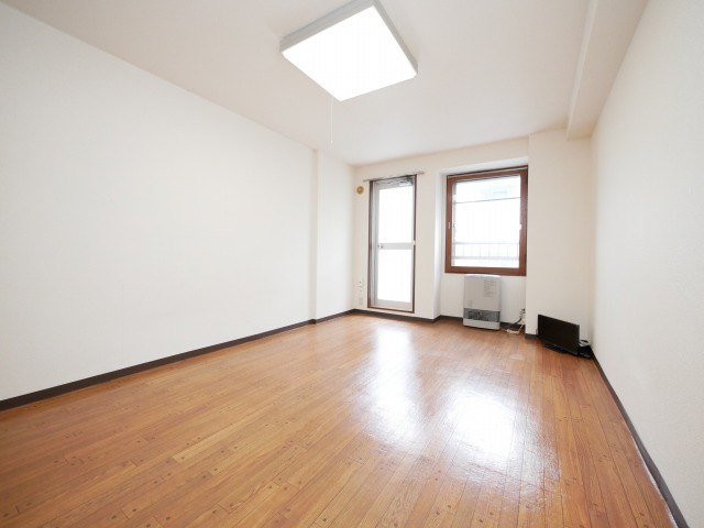 居室・リビング　◆西18丁目徒歩1分の好立地◆ガス料金上限1.5万で経済的！