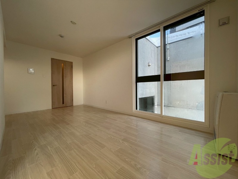 居室・リビング　木目のフローリングは落ち着きのある印象のお部屋になりますね。