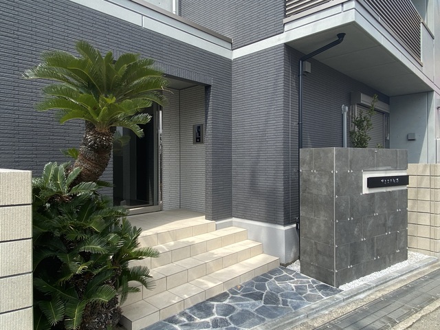 エントランス　落ち着いたエントランスです