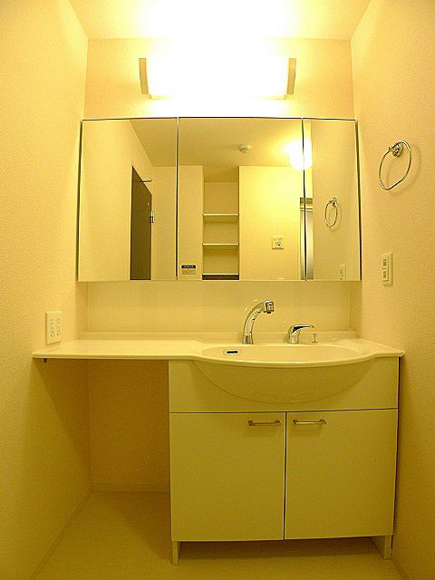 洗面設備　三面鏡付き洗髪洗面化粧台