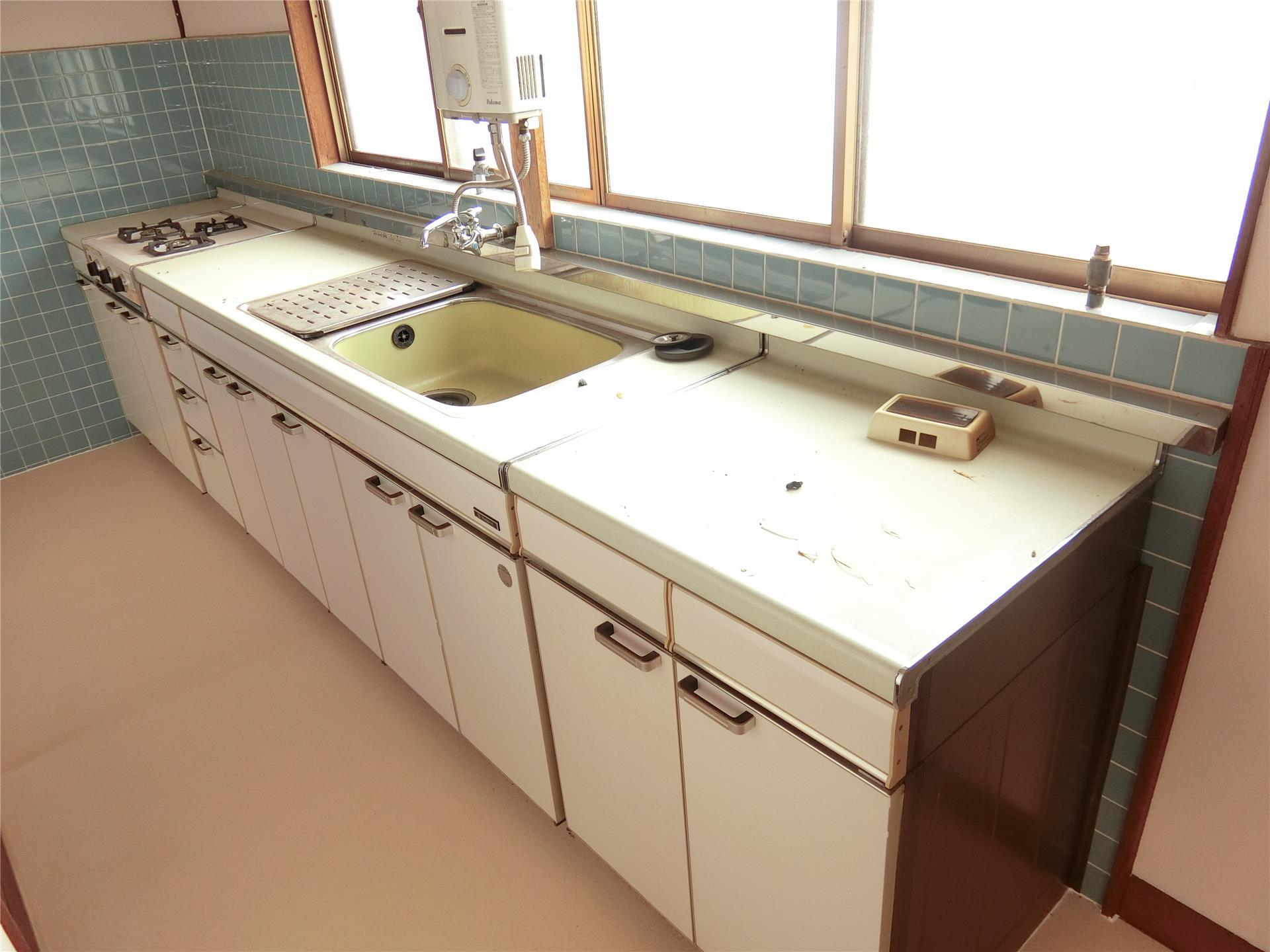 キッチン　作業スペース広めなシステムキッチン♪3口ガスコンロ付！