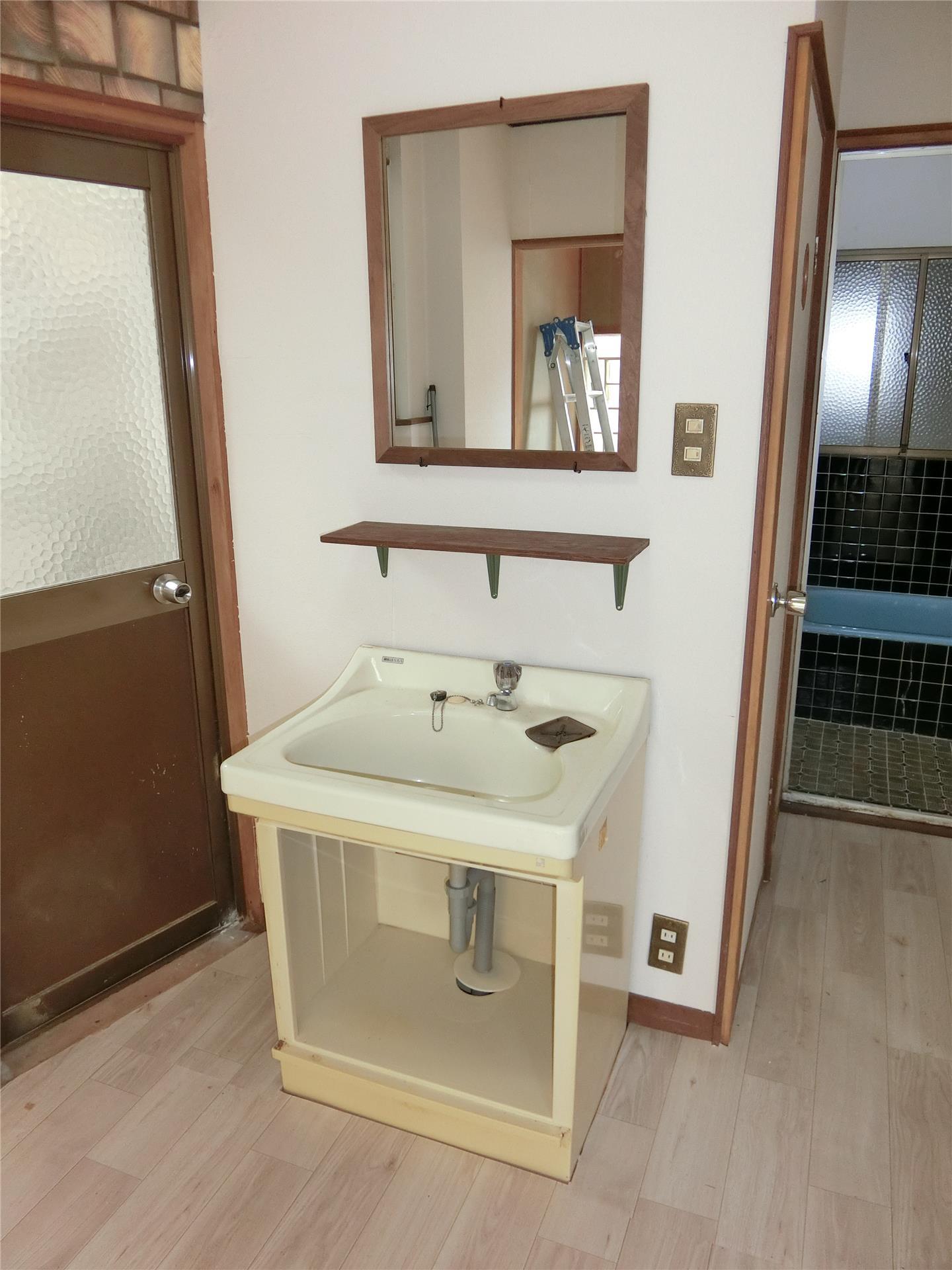 洗面設備　鏡付きでお顔の確認もしやすい洗面台♪