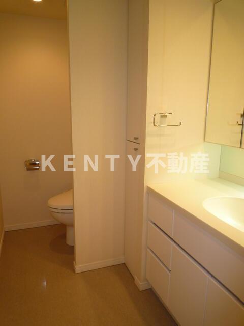 洗面設備　ゆったりとスペースのある洗面所