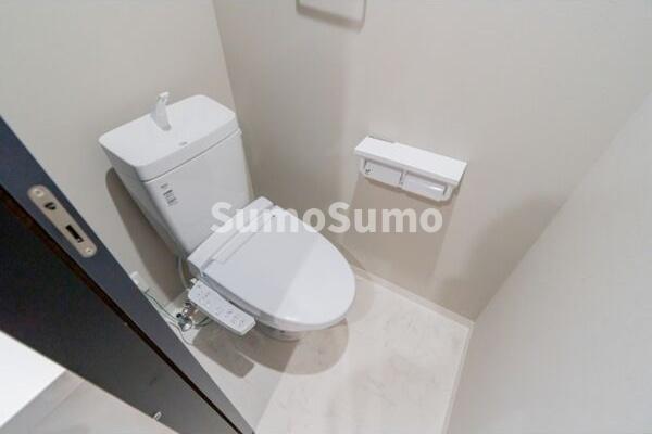 トイレ　落ち着いた色調のトイレです