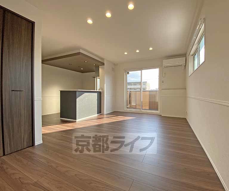 居室・リビング　ワンフロアー２戸の独立性の高いお部屋です。南向きバルコ...