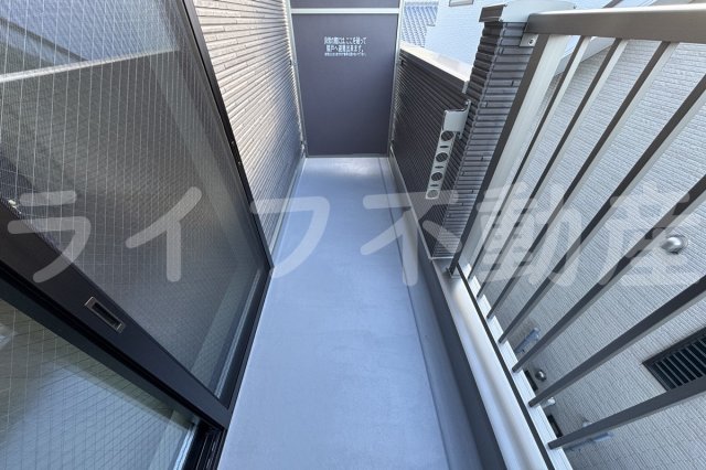 バルコニー　暖かな日差しのふりそそぐバルコニー