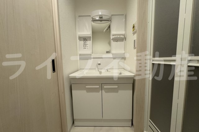 洗面設備　独立洗面台、小物を置くことができて便利です