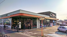 スーパー　FOOD MARKET Mom(フード マーケット マム)（スーパー）まで124m