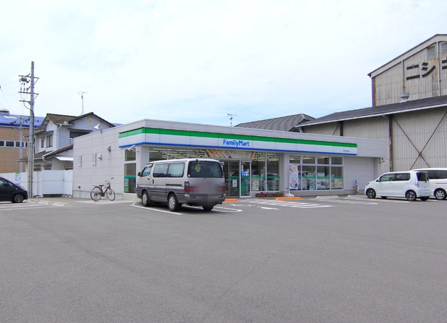 コンビニ　ファミリーマート　伊予下吾川店（コンビニ）まで364m