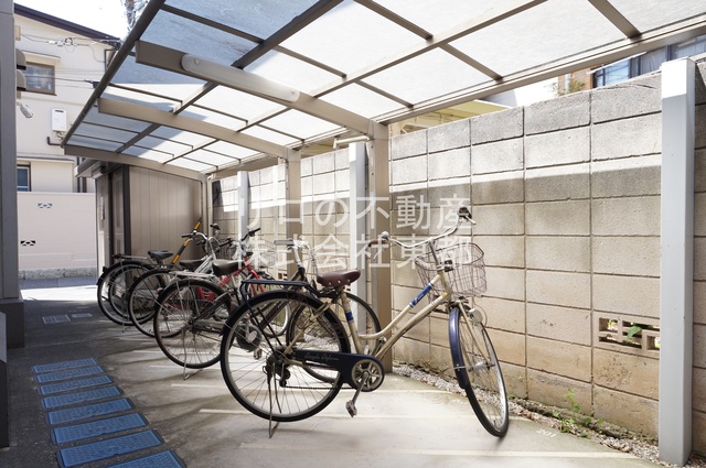 その他共有部分　雨の日でも安心して止められる屋根付の駐輪場です☆
