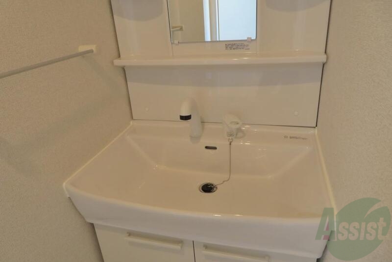 洗面設備　シャンプードレッサー付き洗面台タオルホルダーも付いて便利です