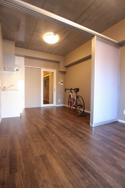 その他部屋・スペース　コンクリート打ちっぱなしの室内です　別室参考写真