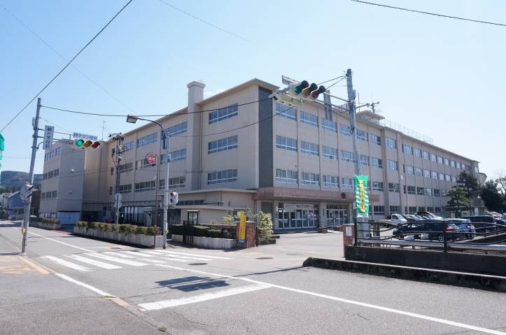 小学校　額小学校（小学校）まで288m