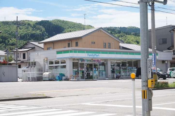 コンビニ　ファミリーマート（コンビニ）まで427m