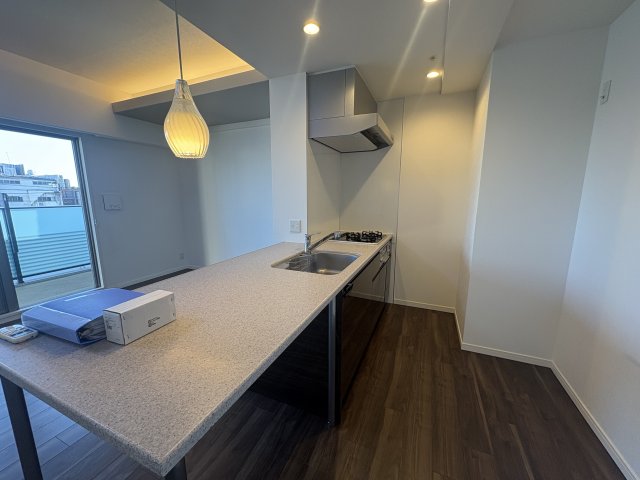 キッチン　広すぎるくらいのシステムキッチンです♪