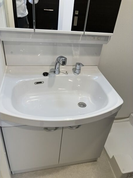 洗面設備　朝の支度にも助かる、独立の洗髪洗面化粧台