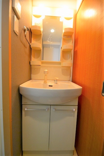 洗面設備　シャンプードレッサー付きの脱衣場です