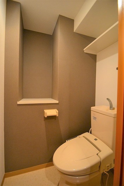 トイレ　棚付きのトイレです