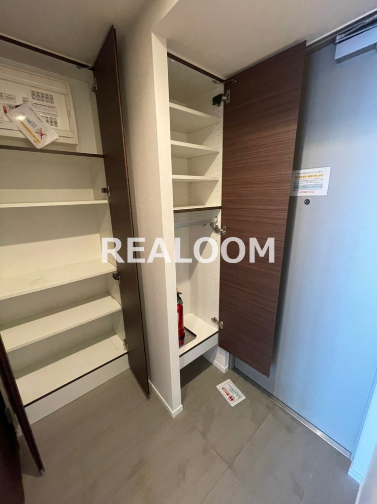 玄関　写真と現況が異なる場合は現況を優先いたします。