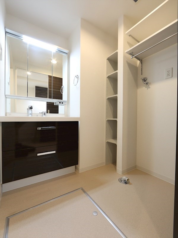 洗面設備　脱衣所　独立洗面台（シャンプードレッサー付）収納スペース有
