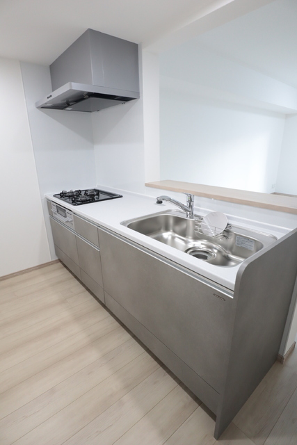 キッチン　★キッチン裏のスペースも広々しております★