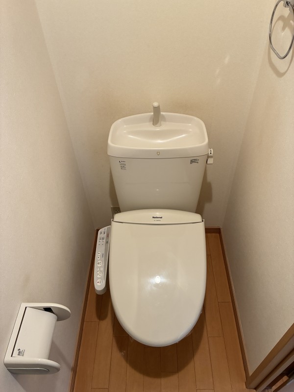 トイレ　落ち着いた色調のトイレです