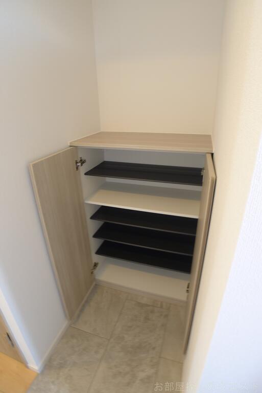 玄関　（写真は同タイプ）