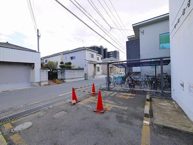 駐車場　駐車場があるので、車を買う予定の方も安心です