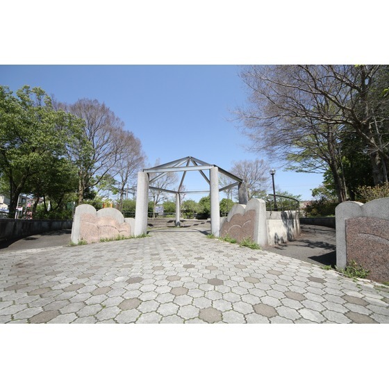 公園　由木緑道（公園）まで395m