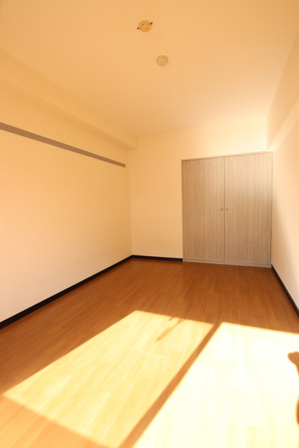 居室・リビング　【※他号室反転写真参考】バルコニー側の６帖洋室