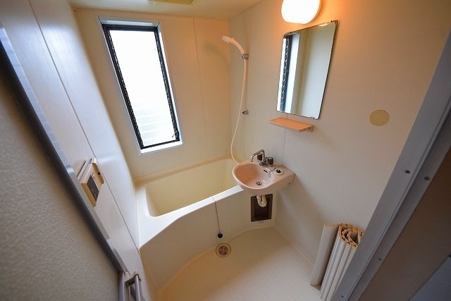 バス・シャワールーム　★浴室に窓あります★