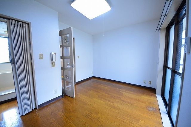 居室・リビング　★明るく大きい窓あります★