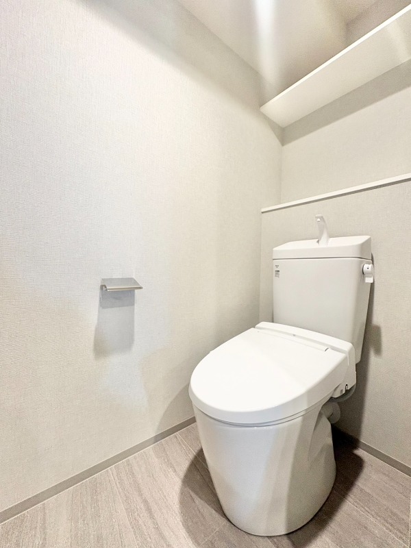 トイレ　温水洗浄機能付き暖房便座です♪