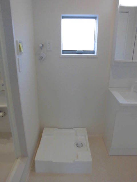 その他　★洗面所内に洗濯機置き場、換気窓付き★