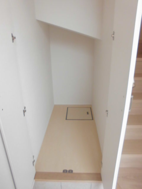 玄関　★便利な階段下収納★