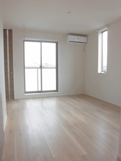 居室・リビング　★2面採光の角で明るいお部屋です★